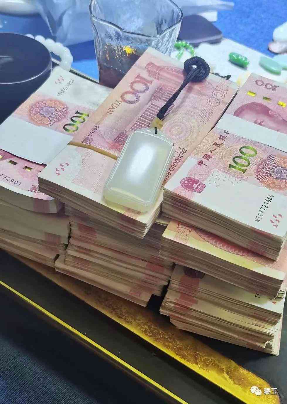 青花玉手镯大概多少钱(青花玉镯子适合多大年龄)