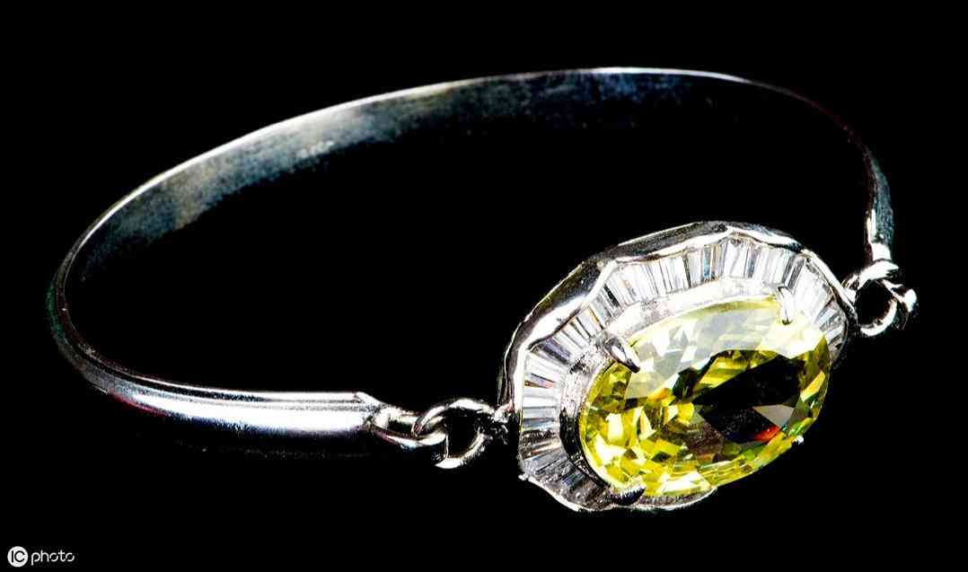 情侣戒指男女分别怎么戴(情侣戒指男女的戴法和意义何在)