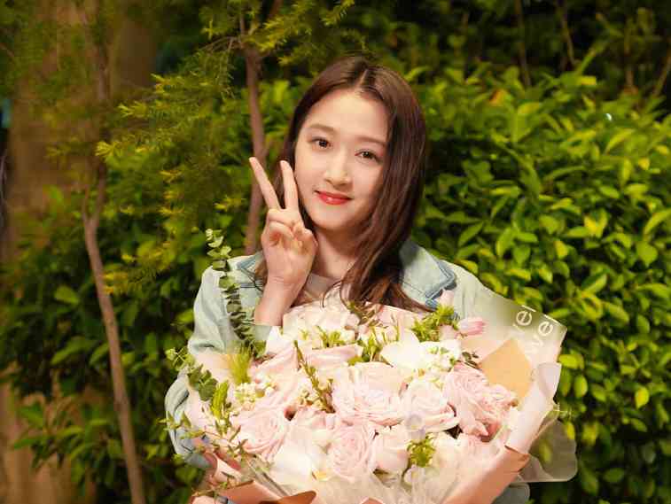 女生中指戴戒指什么意思(女生中指戴戒指什么意思图片)