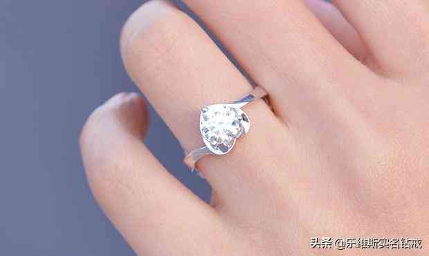 黄金戒指和钻石戒指哪个好(黄金戒指与钻石戒指)