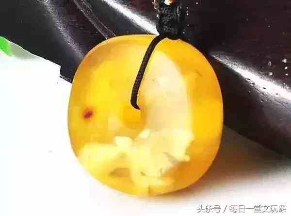 血珀的功效与作用价格(血珀有什么功效和作用血泊佩戴养生保健功效大全)