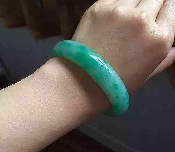 100元翡翠手镯(百元翡翠手镯都是啥样)