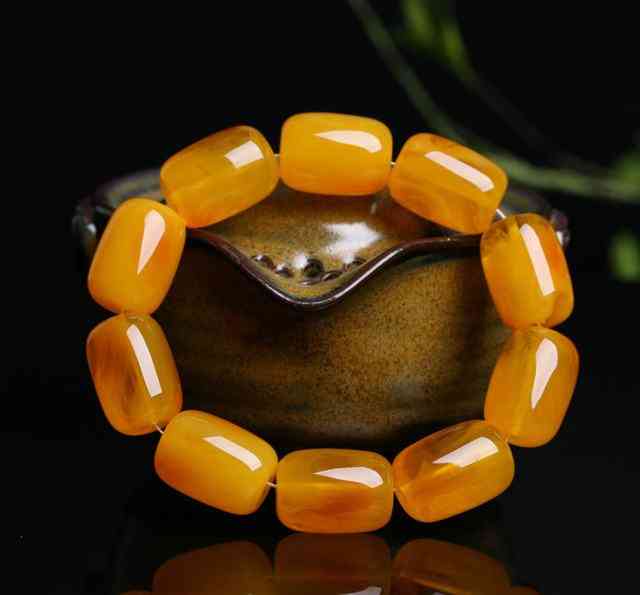 二代蜜蜡最简单的鉴别方法(蜜蜡和二代蜜蜡怎么区分)