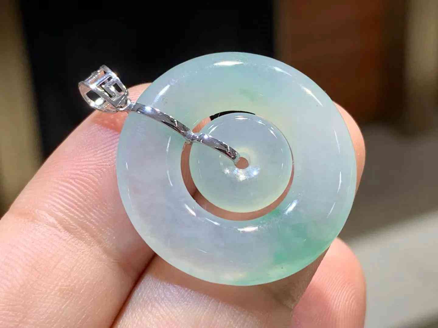 玻璃种翡翠吊坠价格(玻璃种翡翠吊坠 挂件)