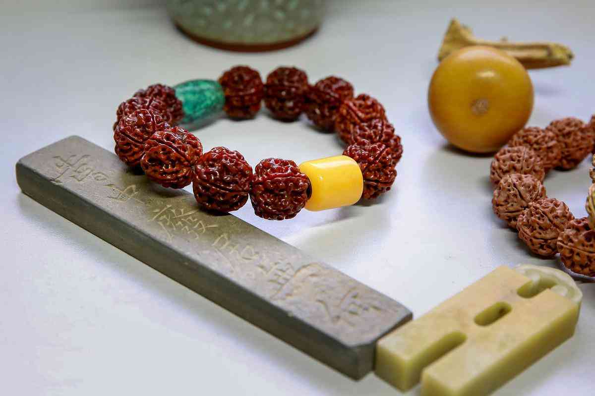 玳瑁手镯什么人不能戴(玳瑁什么人不适合佩戴)