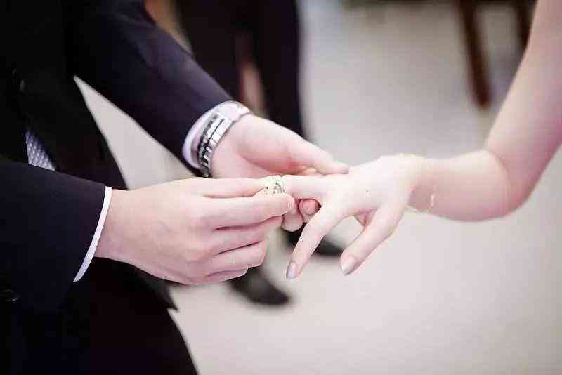 戒指戴哪个手比较好(戒指戴哪个手比较好单身)