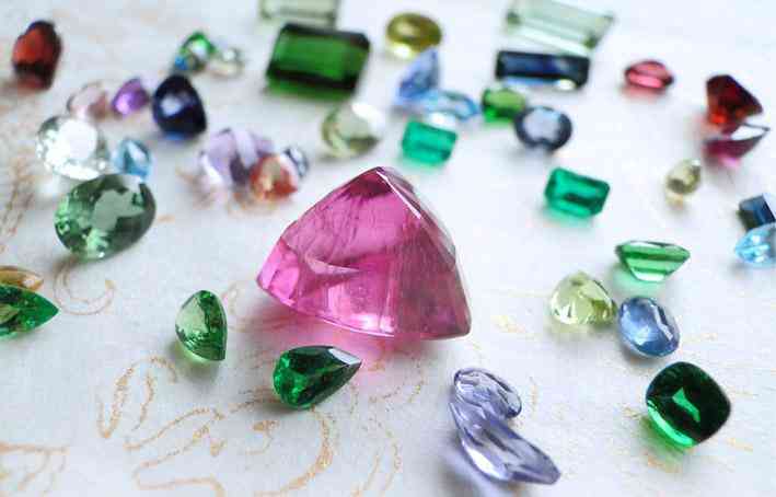 西瓜碧玺的功效与作用(西瓜碧玺真假最简单的鉴别)