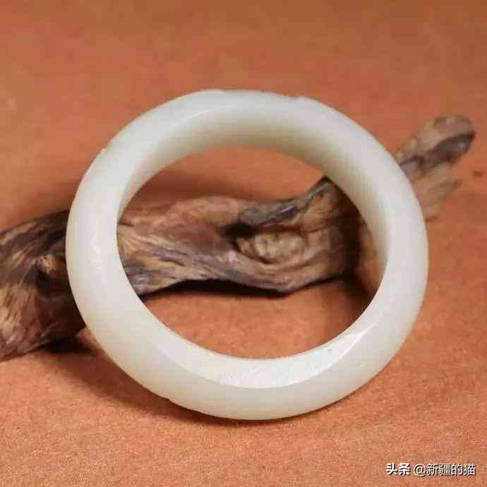 新疆和田玉手镯一般多少钱(新疆和田玉籽料手镯多少钱一个)