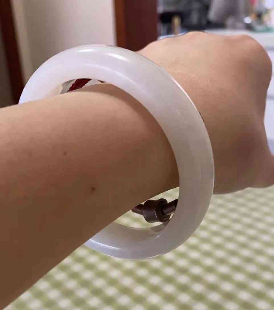 玉镯多少钱一个(玉镯多少钱一个知乎)