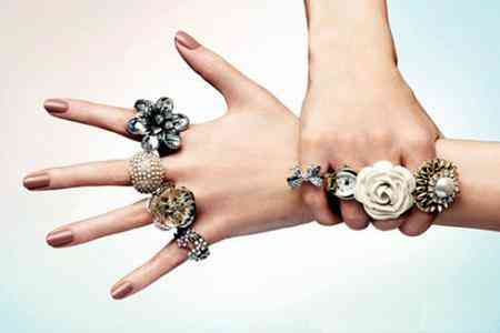 右手中指戴戒指代表什么意思(右手中指戴戒指什么意思知乎)