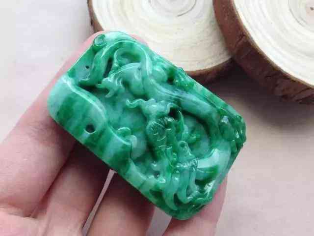 翡翠对身体好还是玉对身体好(翡翠更好还是玉更好)