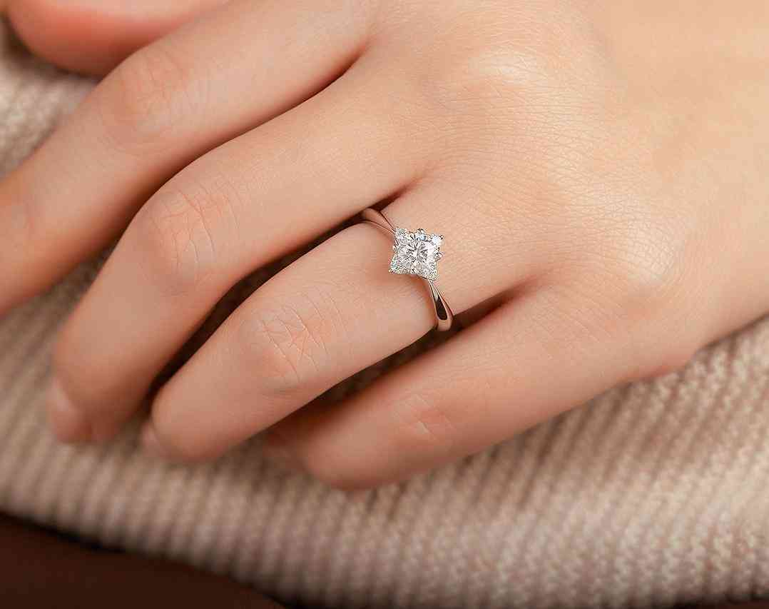 最便宜的钻戒多少钱一枚(一枚最便宜的钻石戒指多少钱)