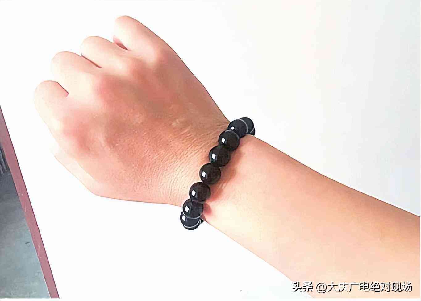 三种女人不宜戴玉镯(女人戴什么手串最养人)