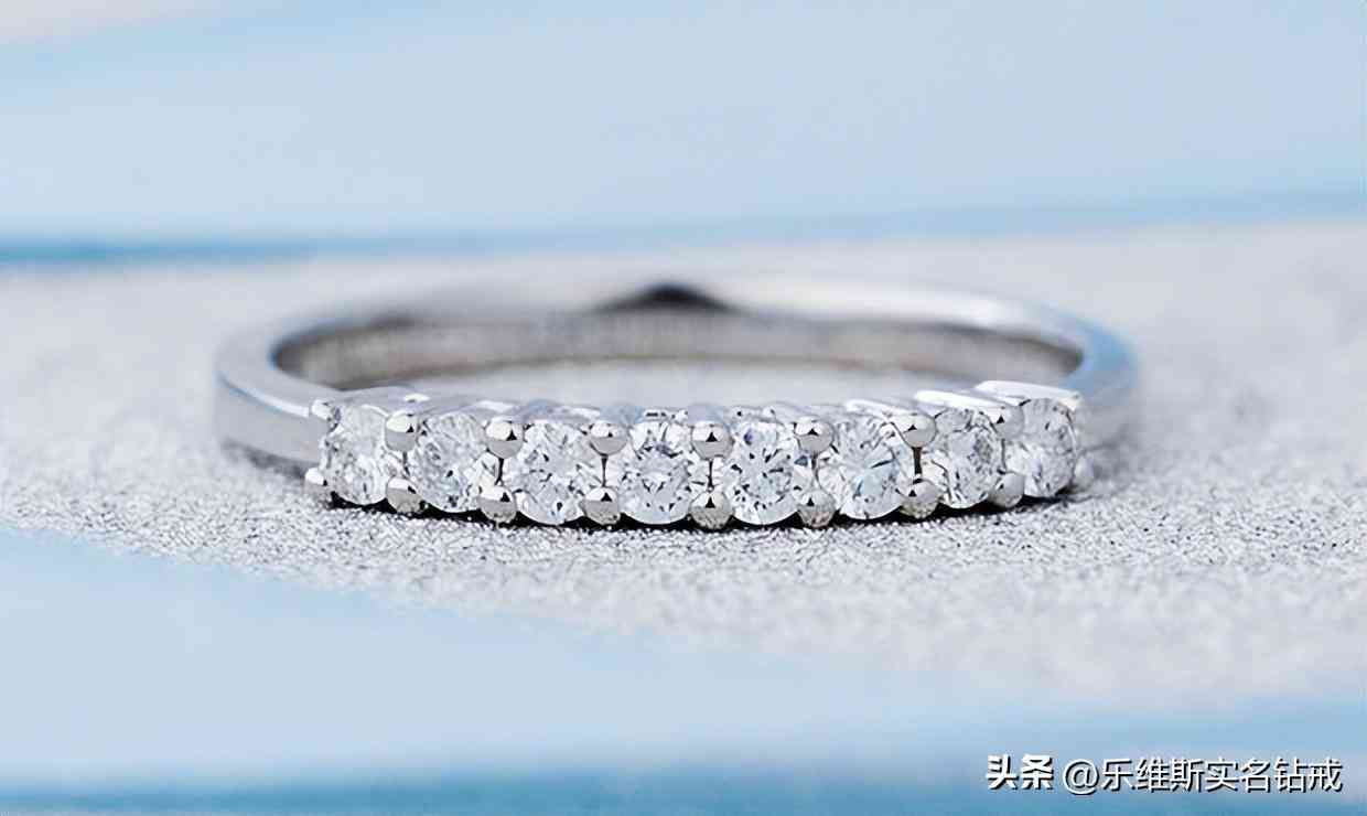 女生情侣戒指戴哪只手指(女生戴情侣戒指戴哪只手)