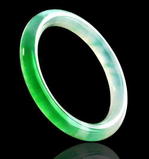 翡翠和和田玉的区别(翡翠和和田玉的区别哪个好)