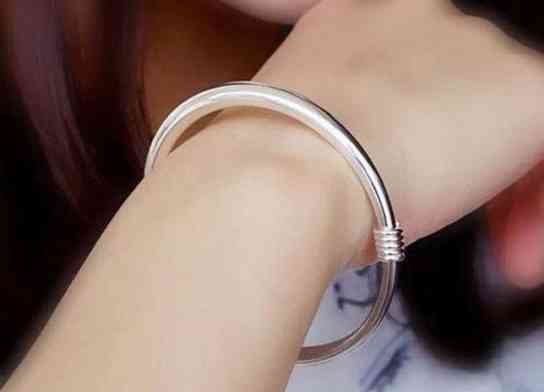 男士纯银项链哪个品牌好(男士纯银项链一般多少钱一条)