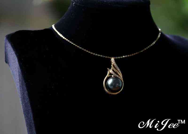 今年最流行的大溪地黑珍珠和14K金的完美结合，很美很耀眼