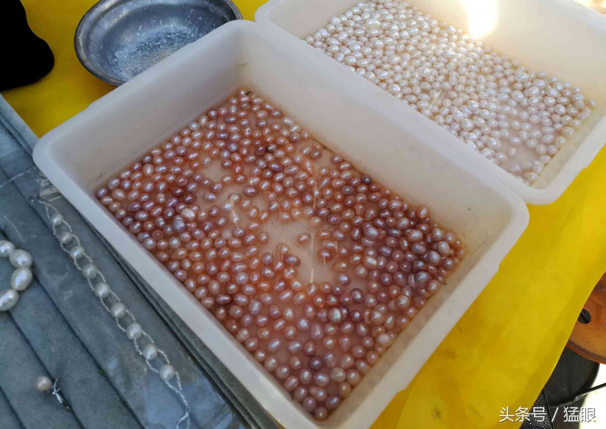 老人街头卖北海珍珠,一颗两元现拨现卖现加工,市民围观只看不买