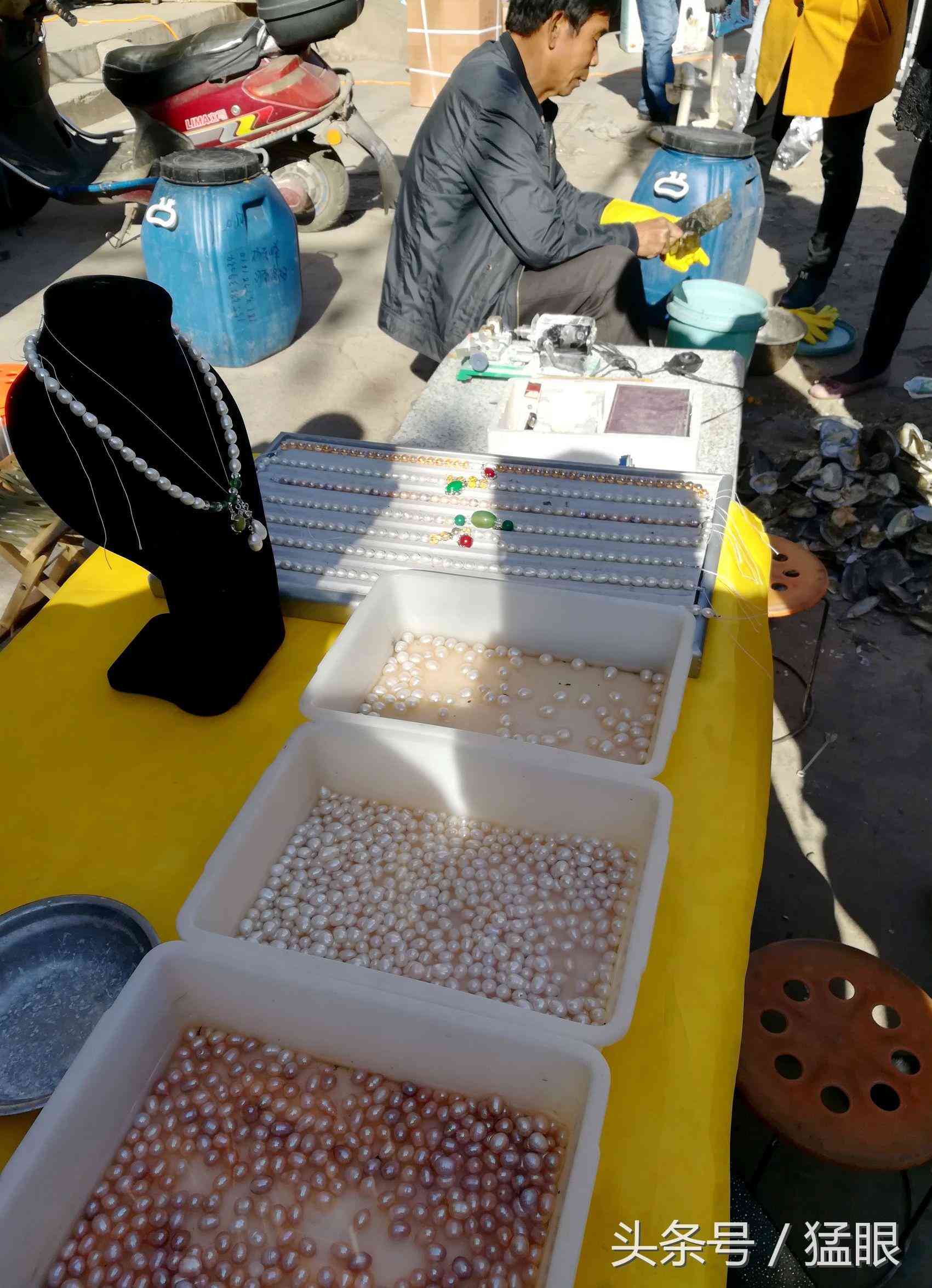 老人街头卖北海珍珠,一颗两元现拨现卖现加工,市民围观只看不买