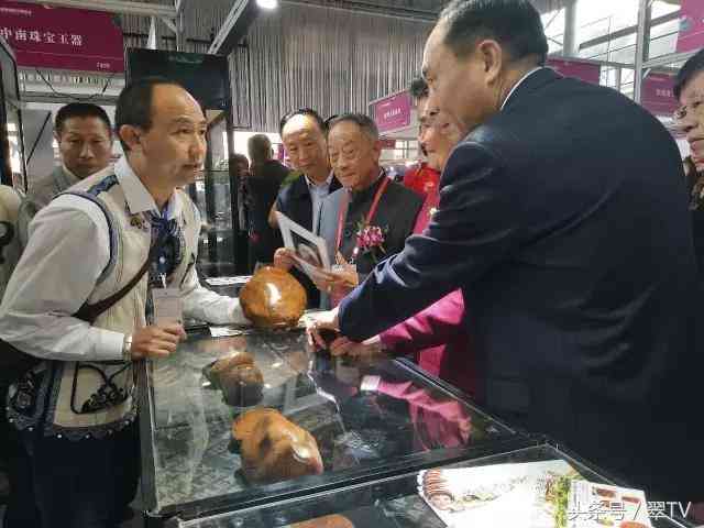 昆明玉石博览会,一只手镯56万,一块琥珀有腿那么大