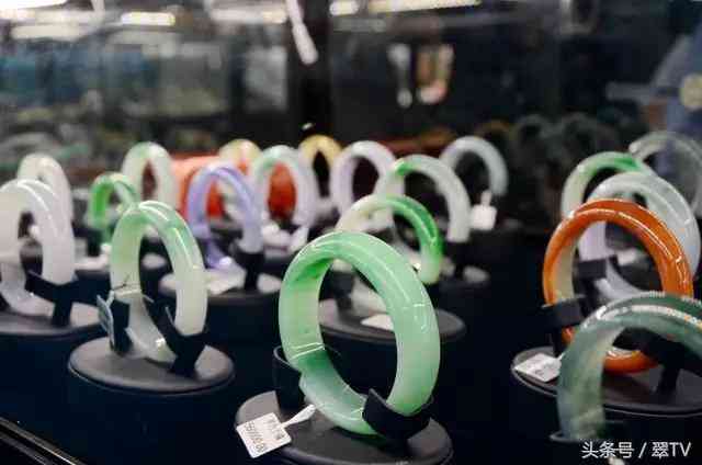 昆明玉石博览会,一只手镯56万,一块琥珀有腿那么大