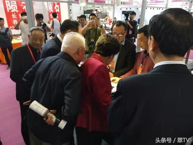 昆明玉石博览会,一只手镯56万,一块琥珀有腿那么大