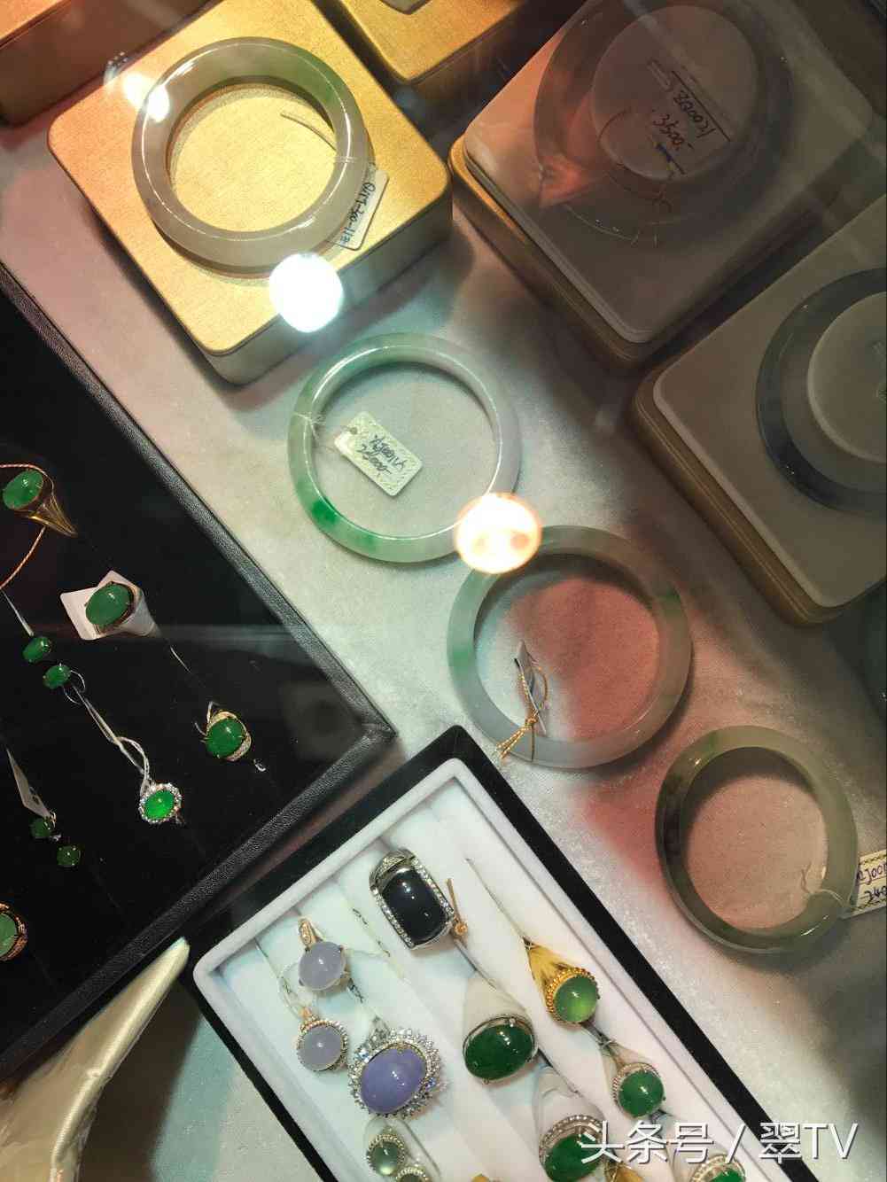 昆明玉石博览会,一只手镯56万,一块琥珀有腿那么大