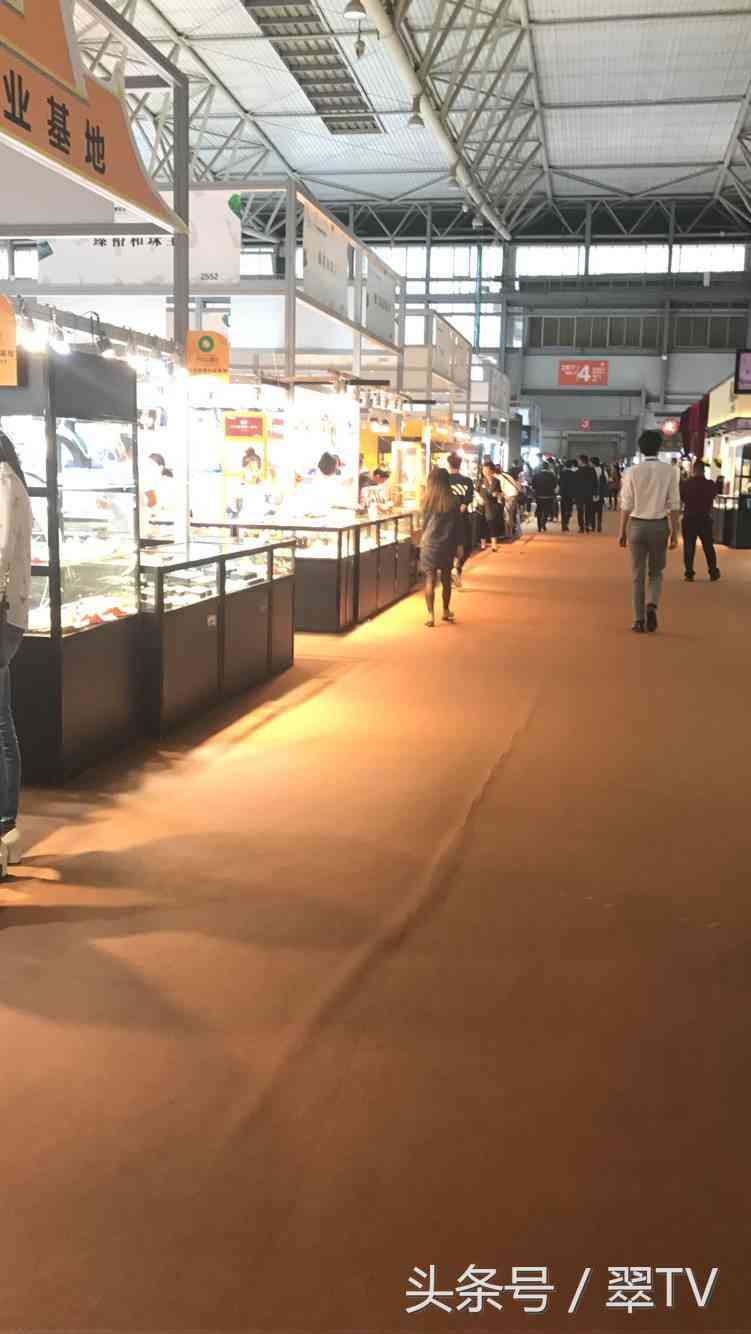 昆明玉石博览会,一只手镯56万,一块琥珀有腿那么大