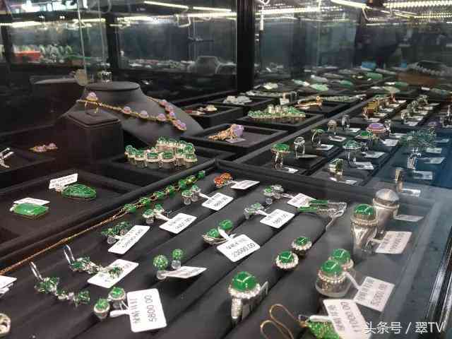 昆明玉石博览会,一只手镯56万,一块琥珀有腿那么大