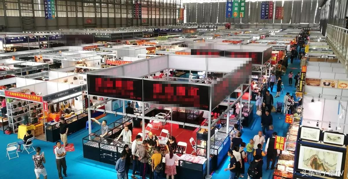 昆明玉石博览会,一只手镯56万,一块琥珀有腿那么大