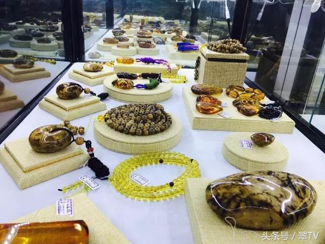 昆明玉石博览会,一只手镯56万,一块琥珀有腿那么大