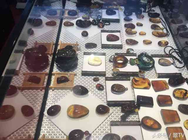 昆明玉石博览会,一只手镯56万,一块琥珀有腿那么大