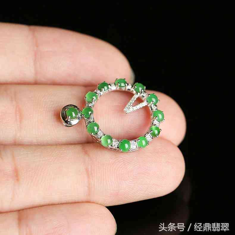 十二玉珠连,巧言表爱语——糯冰种翡翠《爱语》鉴赏