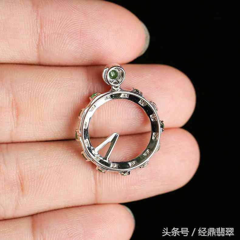 十二玉珠连,巧言表爱语——糯冰种翡翠《爱语》鉴赏