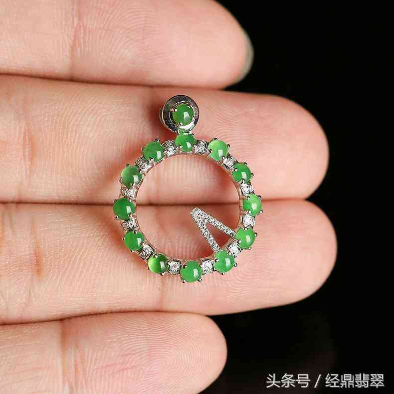 十二玉珠连,巧言表爱语——糯冰种翡翠《爱语》鉴赏