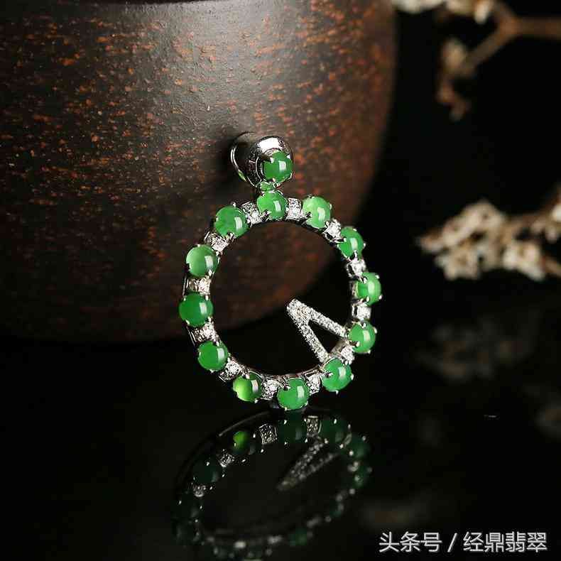 十二玉珠连,巧言表爱语——糯冰种翡翠《爱语》鉴赏