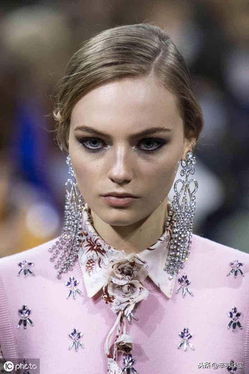 2019秋冬饰品流行趋势，水钻耳环，价格不贵，漂亮迷人