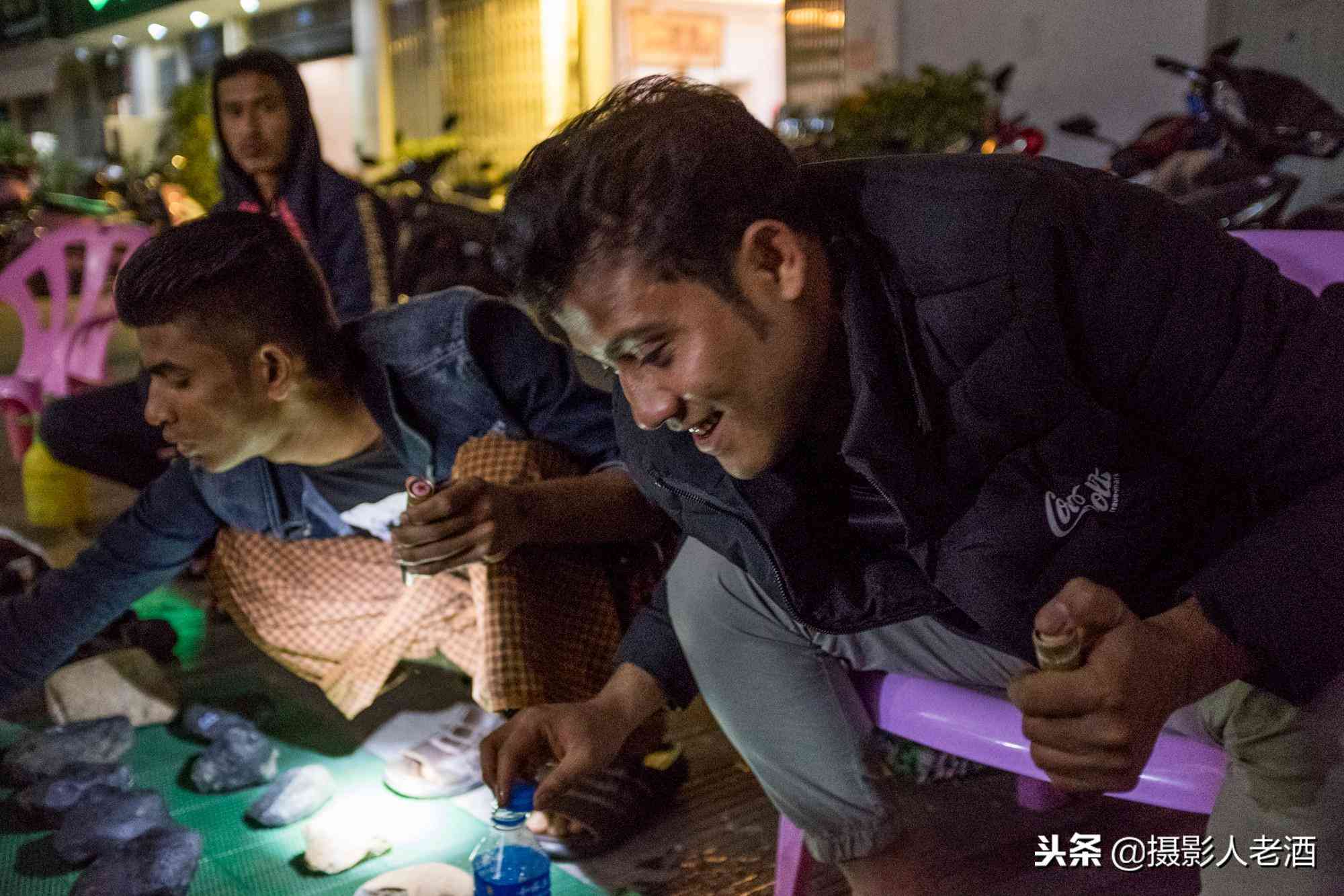 实拍云南瑞丽赌石基地:卖石头的有一半是缅甸人,随便一块几万块