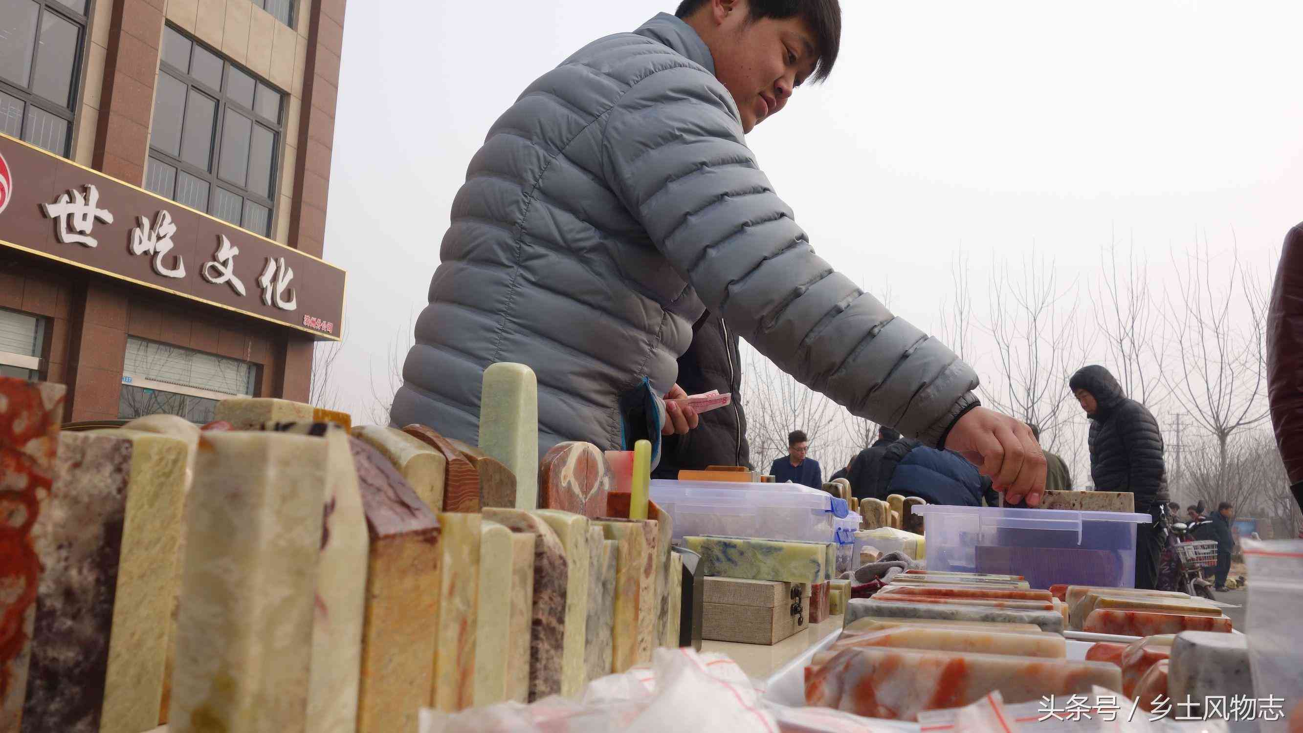 文玩市场印章石摆了一地,摊主说是巴林石,150卖出三块贵还是贱