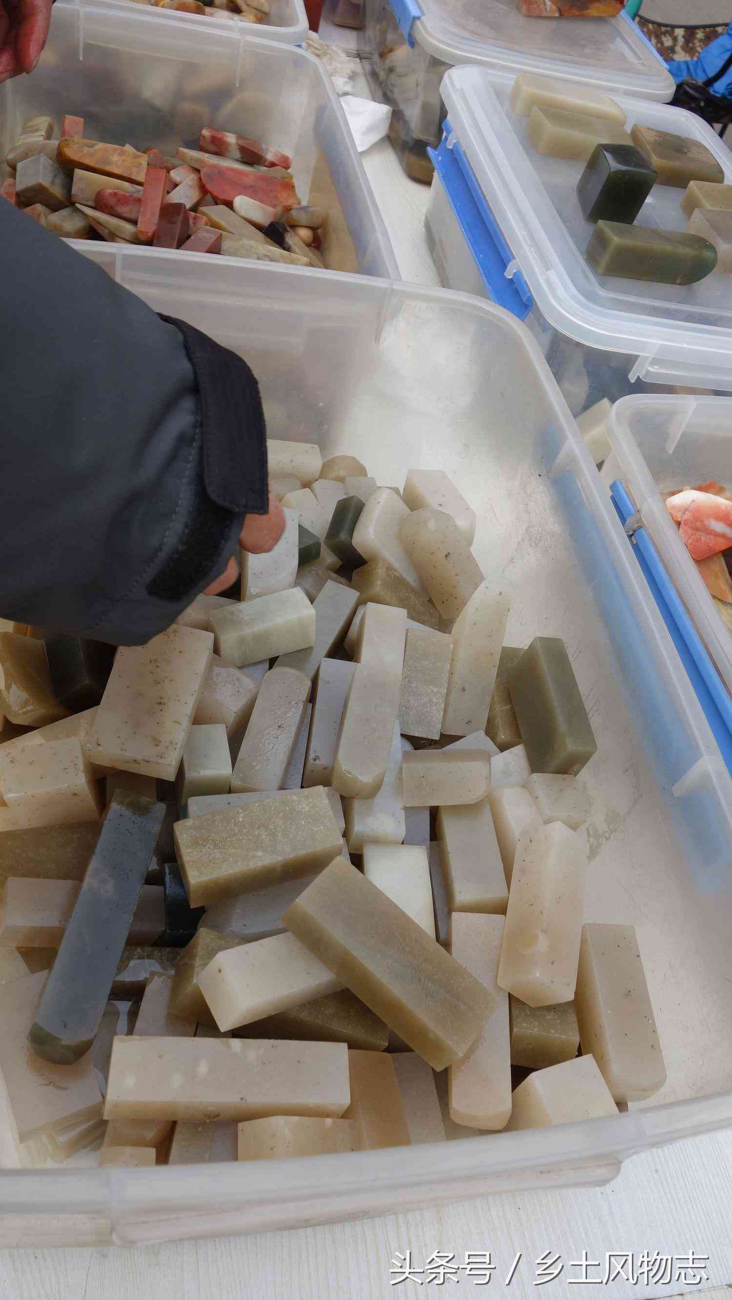 文玩市场印章石摆了一地,摊主说是巴林石,150卖出三块贵还是贱