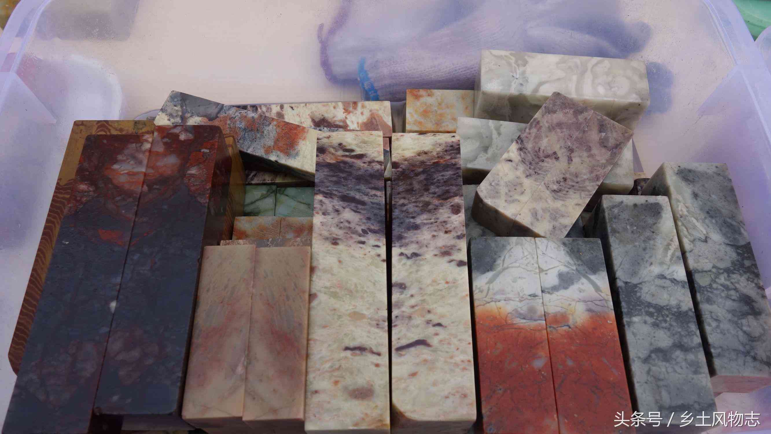 文玩市场印章石摆了一地,摊主说是巴林石,150卖出三块贵还是贱