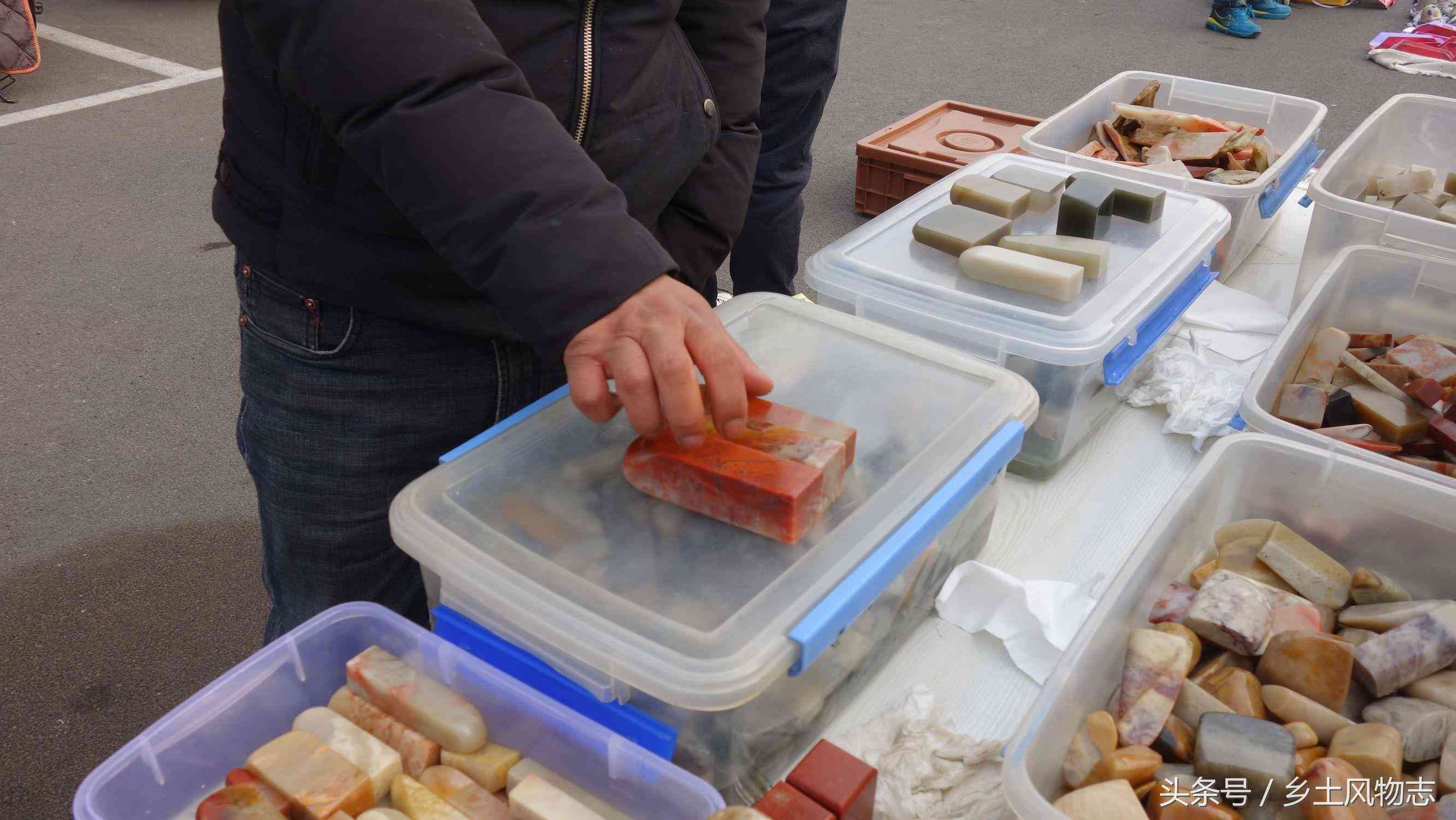 文玩市场印章石摆了一地,摊主说是巴林石,150卖出三块贵还是贱