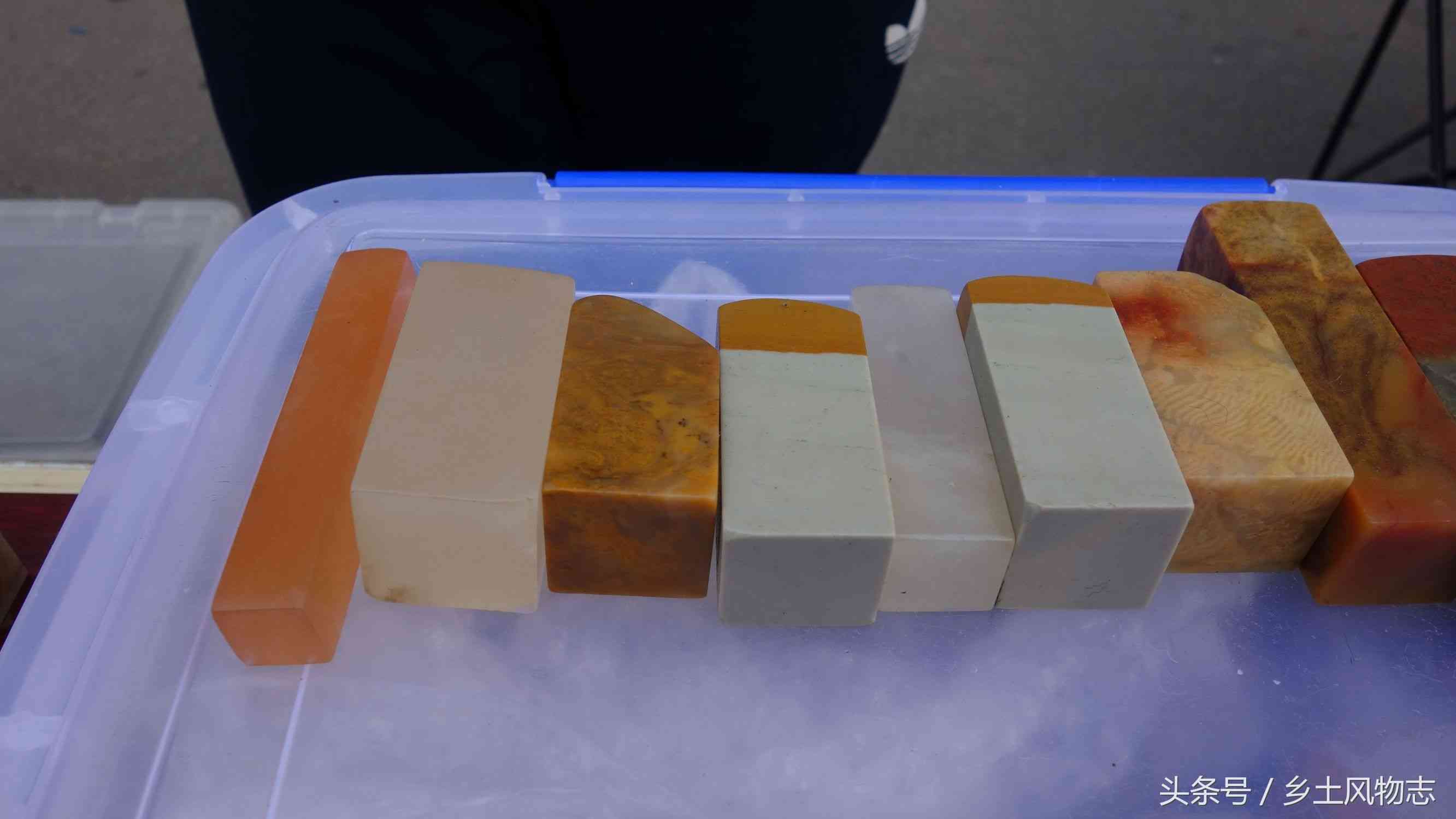 文玩市场印章石摆了一地,摊主说是巴林石,150卖出三块贵还是贱