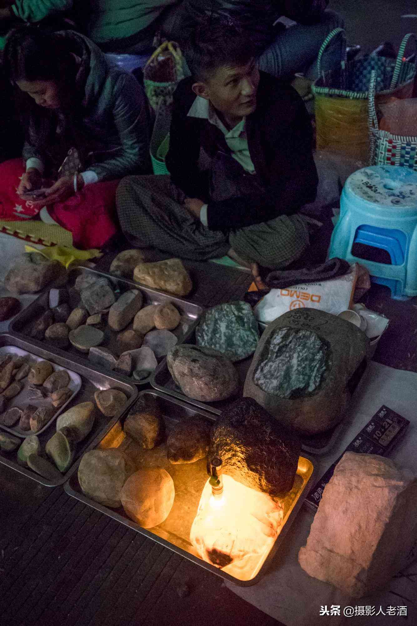 实拍云南瑞丽赌石基地:卖石头的有一半是缅甸人,随便一块几万块