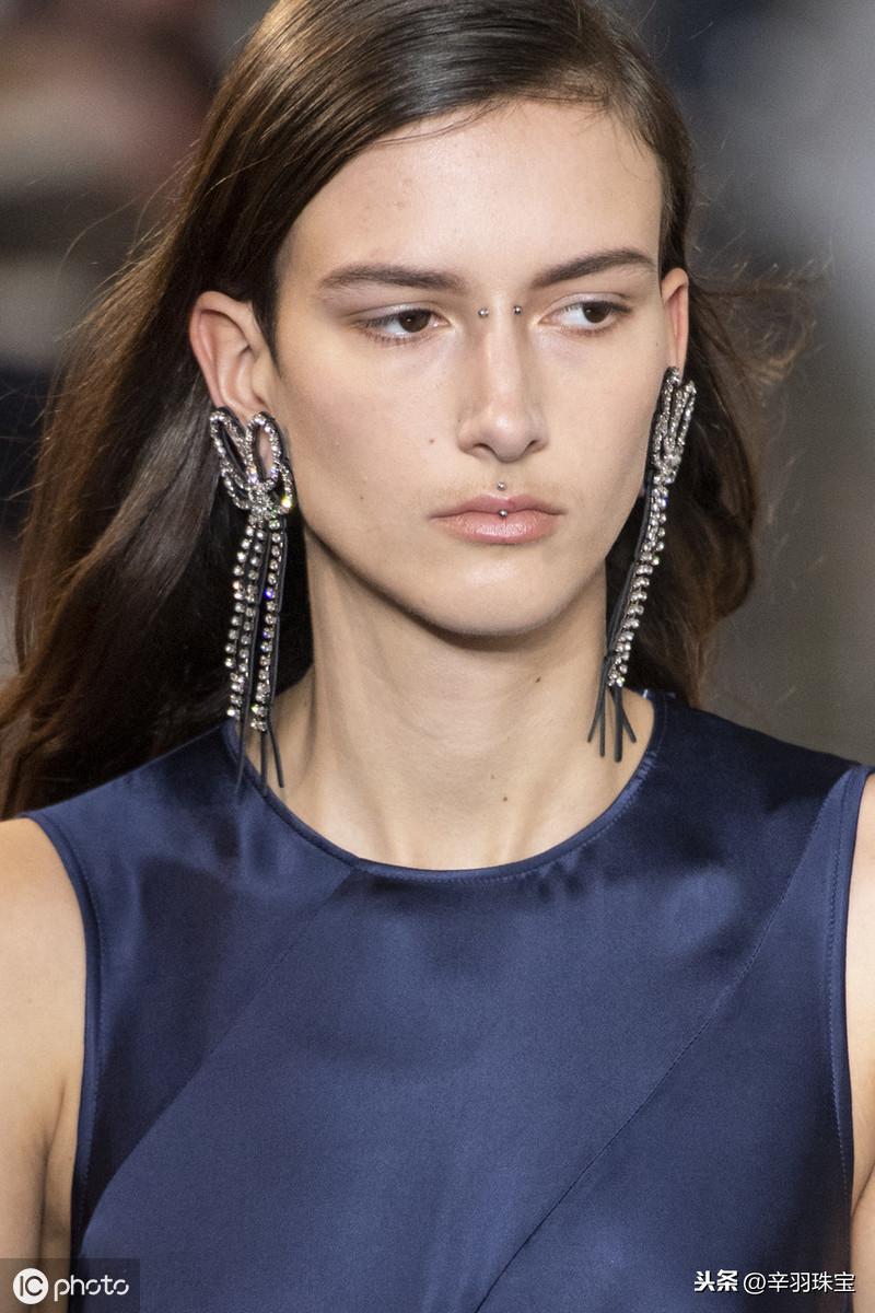 2019秋冬饰品流行趋势，水钻耳环，价格不贵，漂亮迷人