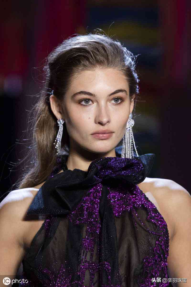 2019秋冬饰品流行趋势，水钻耳环，价格不贵，漂亮迷人