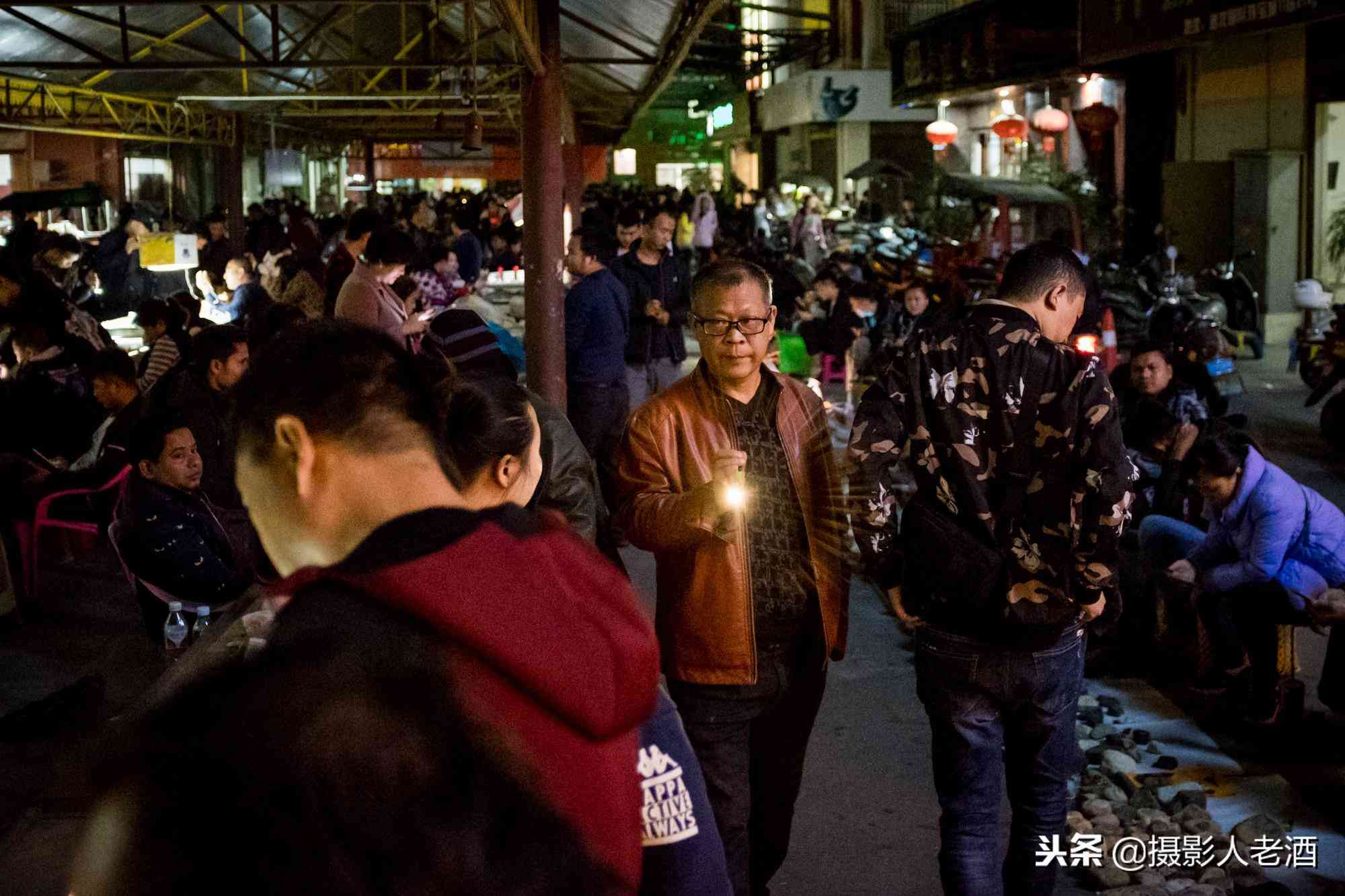 实拍云南瑞丽赌石基地:卖石头的有一半是缅甸人,随便一块几万块