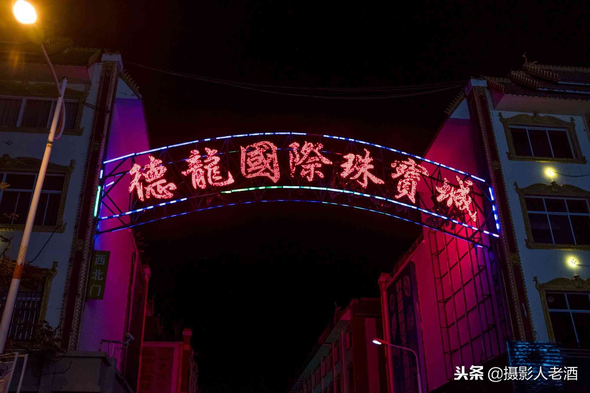 实拍云南瑞丽赌石基地:卖石头的有一半是缅甸人,随便一块几万块