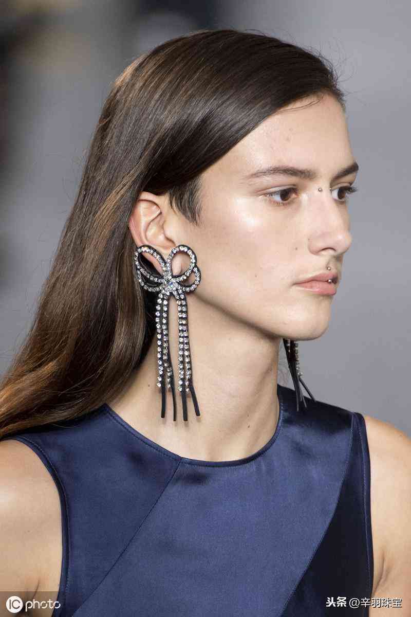 2019秋冬饰品流行趋势，水钻耳环，价格不贵，漂亮迷人