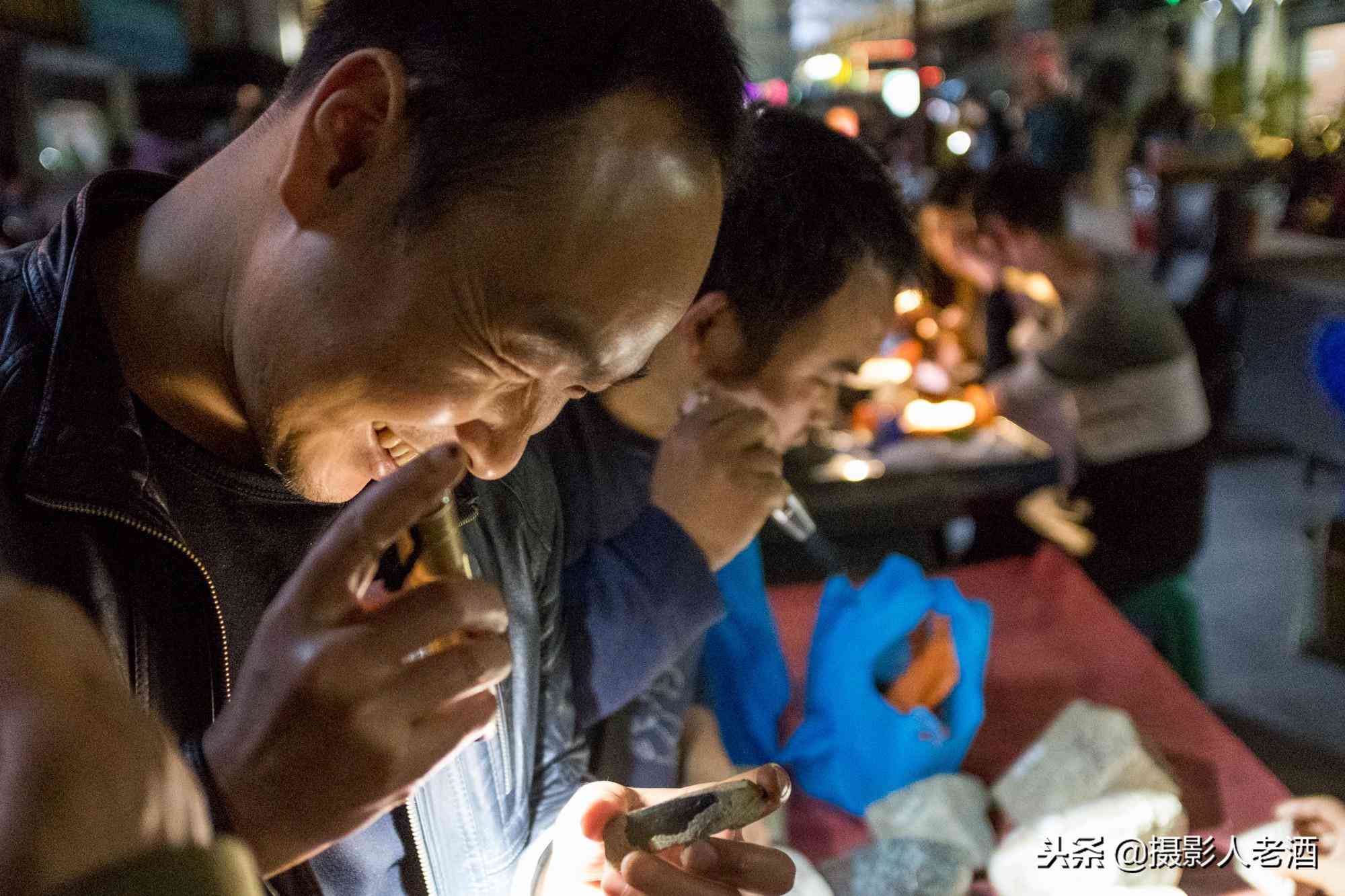实拍云南瑞丽赌石基地:卖石头的有一半是缅甸人,随便一块几万块